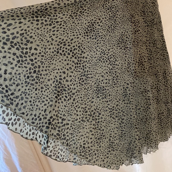 Abercrombie and Fitch green and black leopard print pleated skirt - Picture 2 of 6